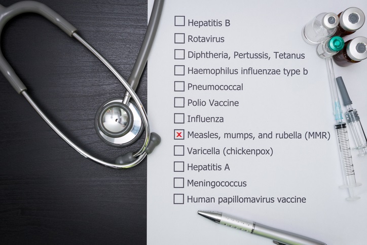 Appunti con lista vaccini, MMR spuntato