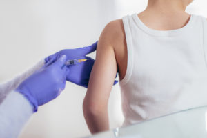 Medico che fa l'iniezione di vaccino a un bambino